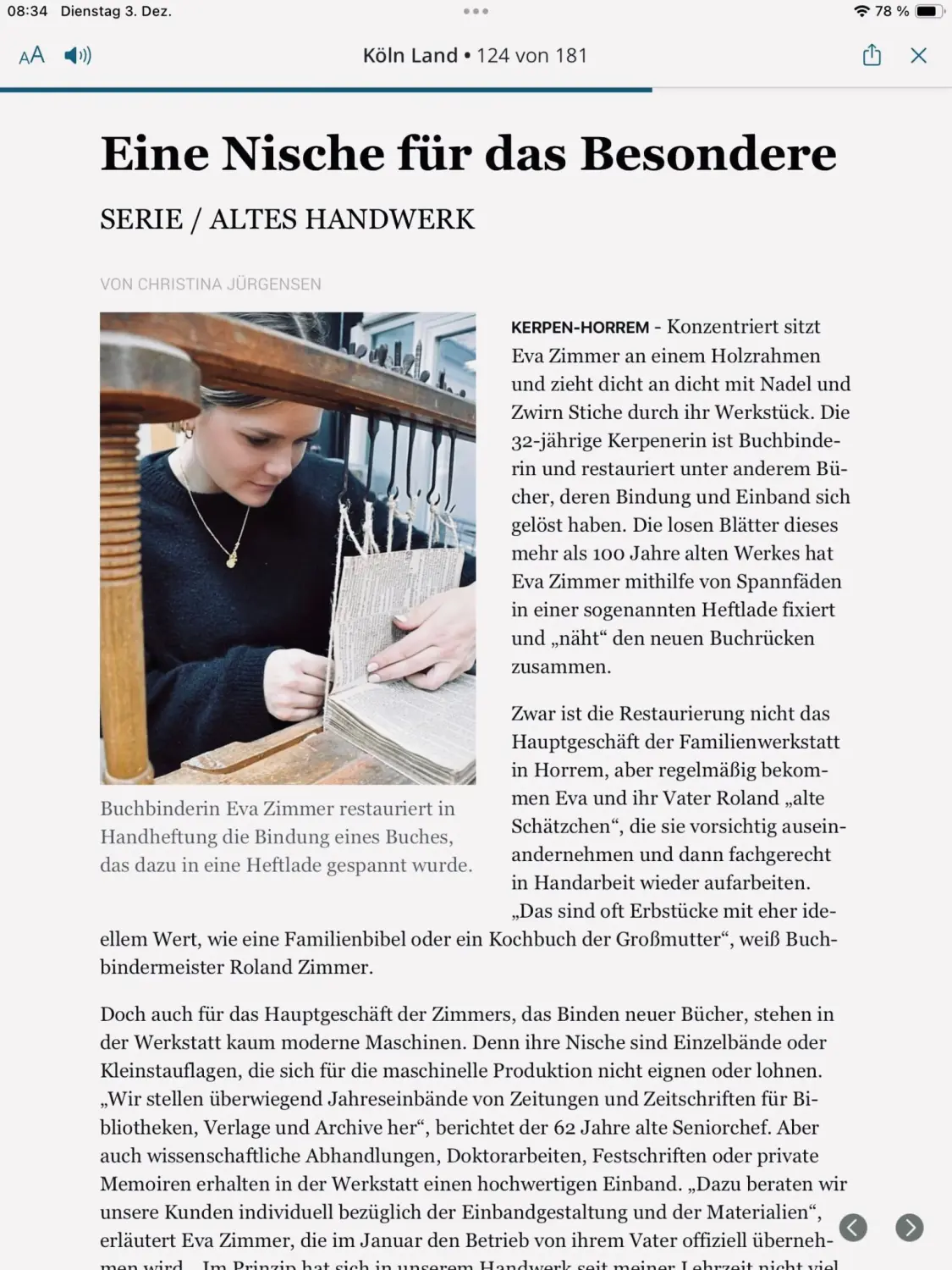 Buchbinder, der in einer Werkstatt arbeitet