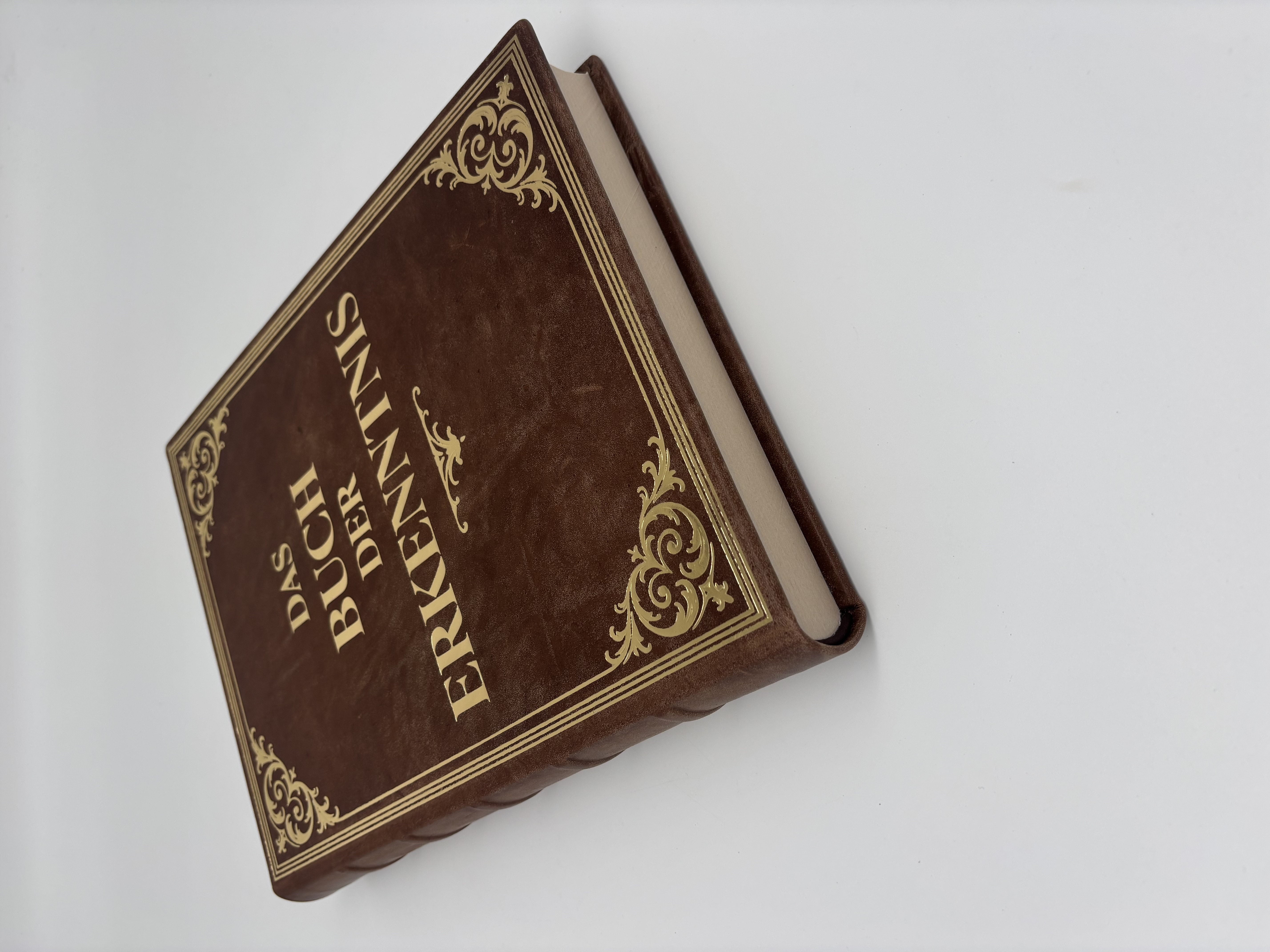 Lederbuch mit Goldprägung für die TV-Show „Die Verräter“, gefertigt von der Buchbinderei Zimmer