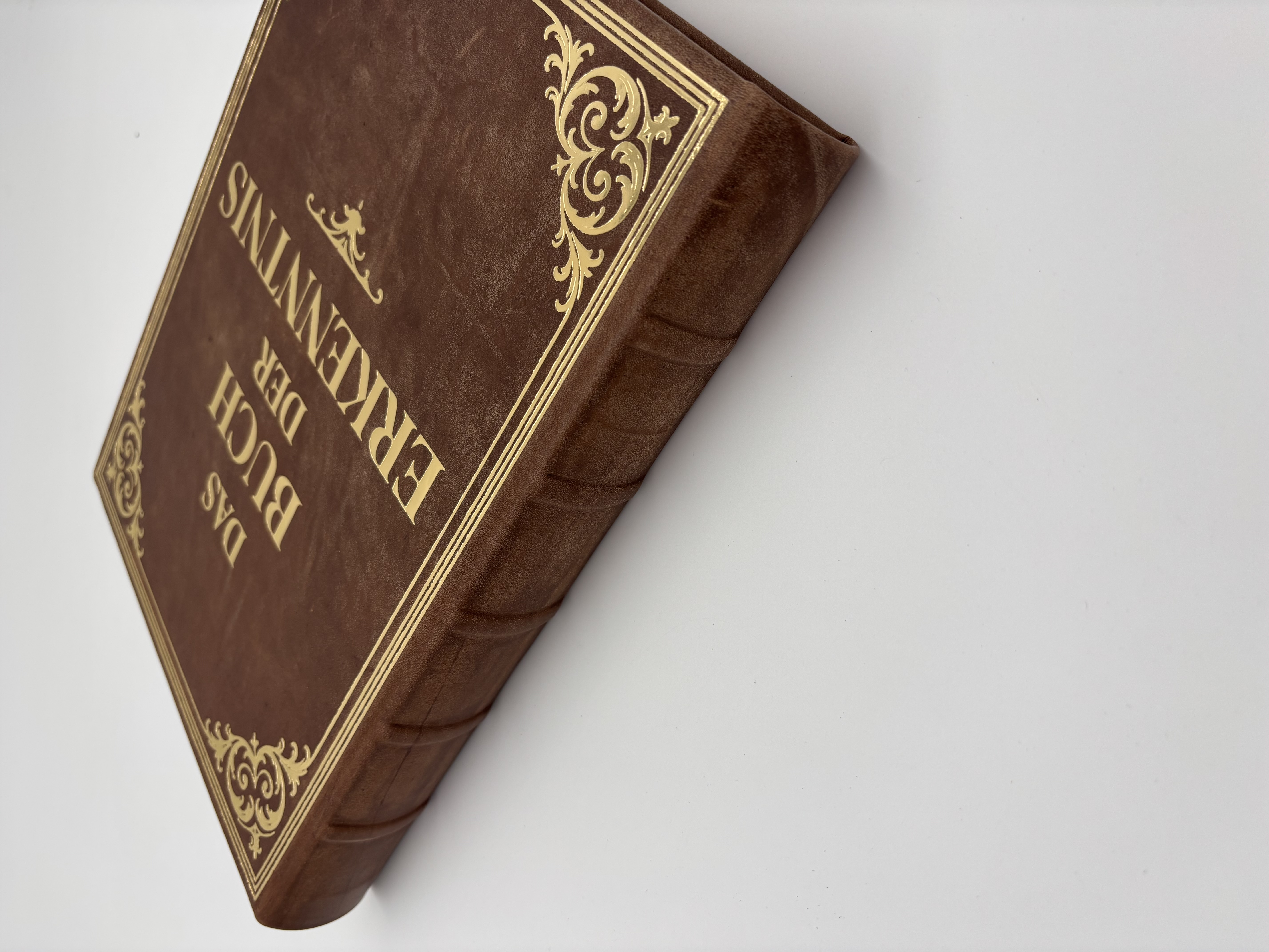 Lederbuch mit Goldprägung für die TV-Show „Die Verräter“, gefertigt von der Buchbinderei Zimmer